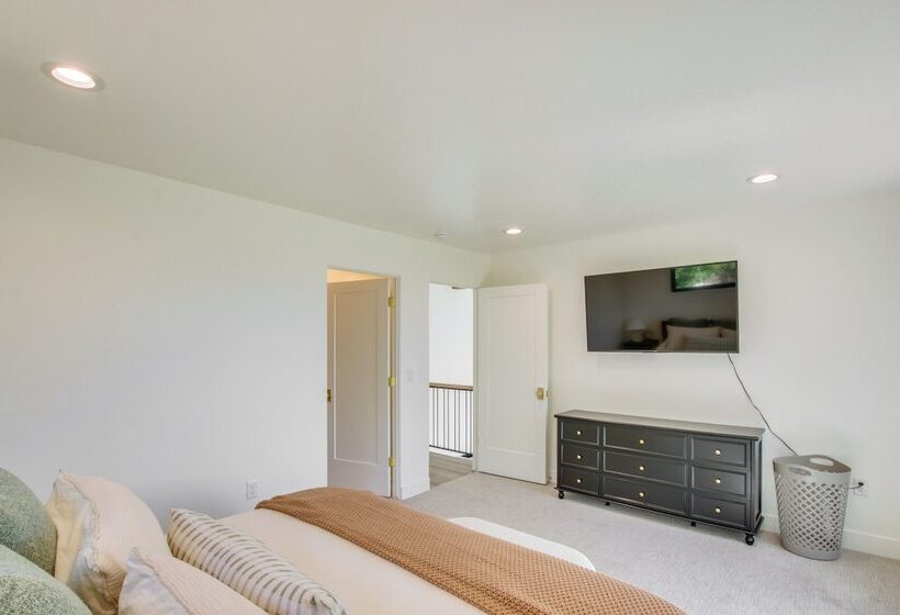 Luxe Retreat W/ Theater Room: Walk To Bear Lake!