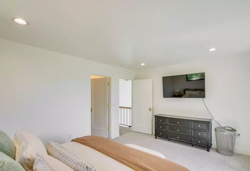 Luxe Retreat W/ Theater Room: Walk To Bear Lake!