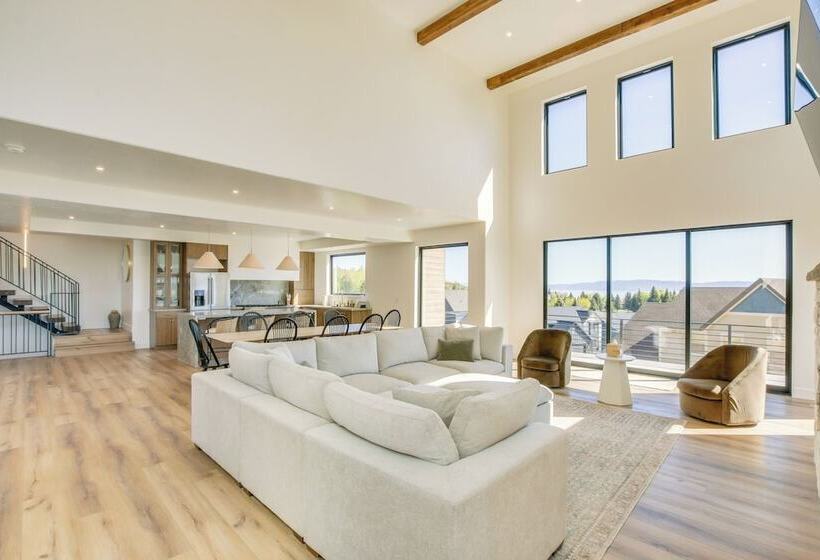 Luxe Retreat W/ Theater Room: Walk To Bear Lake!