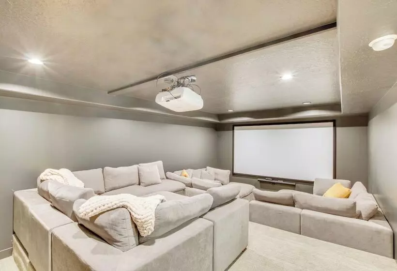 Luxe Retreat W/ Theater Room: Walk To Bear Lake!