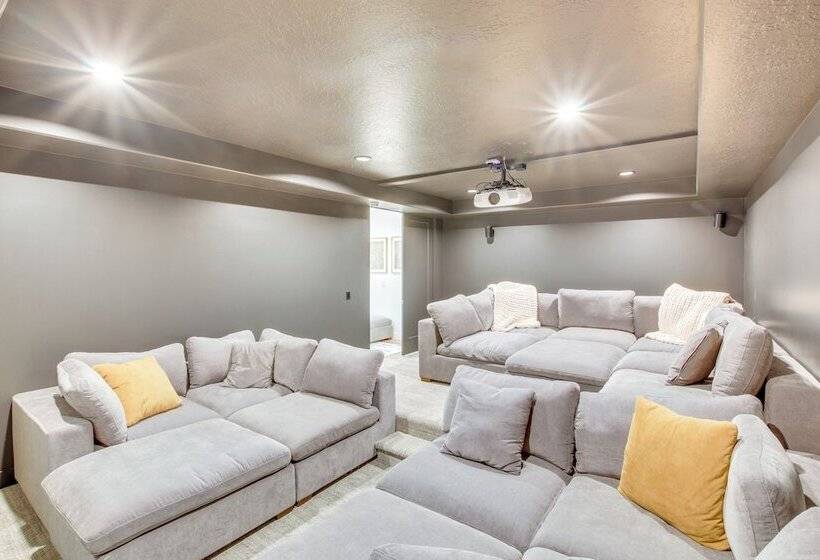 Luxe Retreat W/ Theater Room: Walk To Bear Lake!