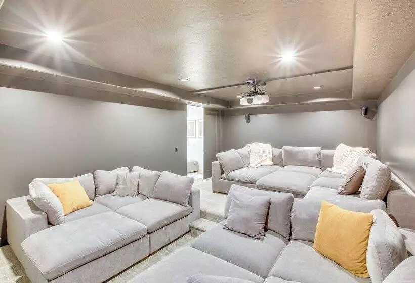 Luxe Retreat W/ Theater Room: Walk To Bear Lake!