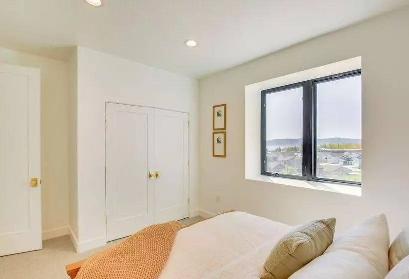 Luxe Retreat W/ Theater Room: Walk To Bear Lake!