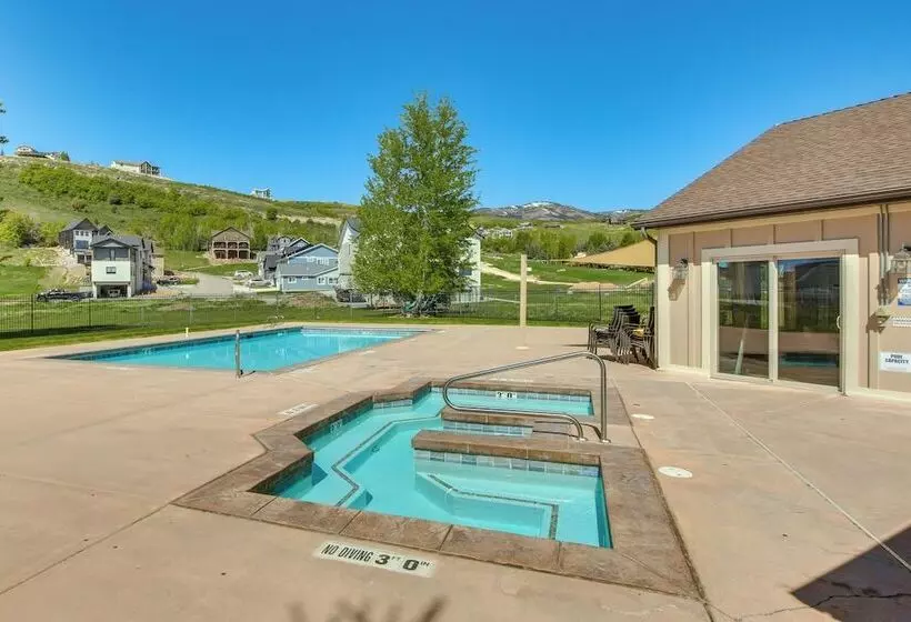 Luxe Retreat W/ Theater Room: Walk To Bear Lake!
