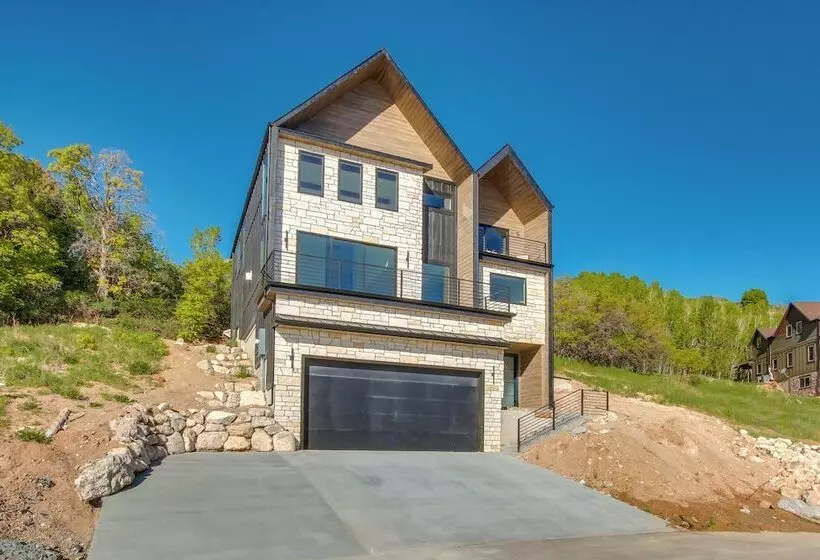 Luxe Retreat W/ Theater Room: Walk To Bear Lake!