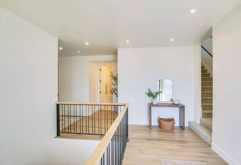 Luxe Retreat W/ Theater Room: Walk To Bear Lake!