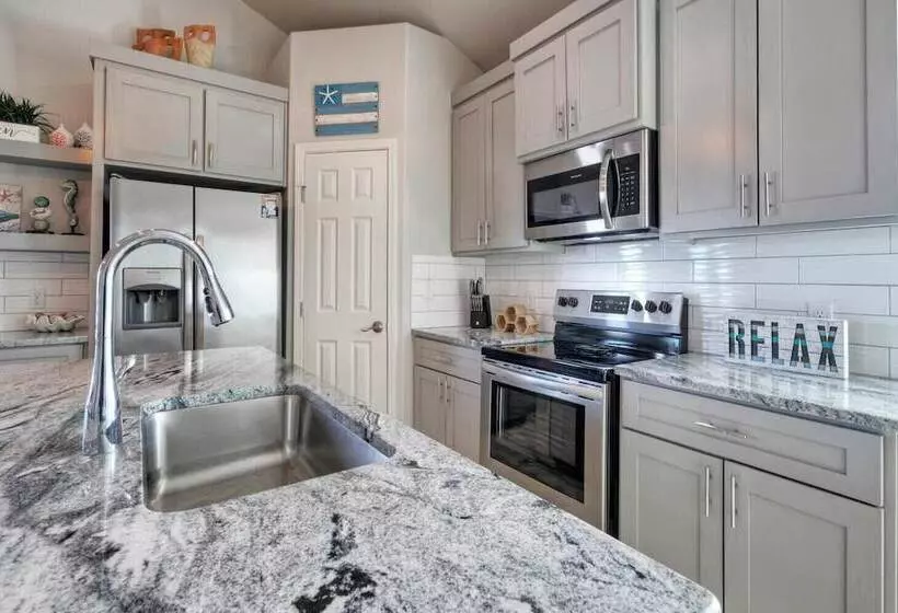 Priv Pool, Walk To Marina + Eateries, 3 Mins To Beach Marlin Azul By Avantstay