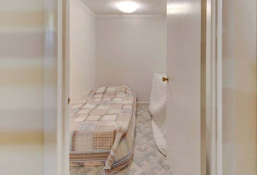 Peaceful Carrollton Retreat W/ Deck & Fire Pit!