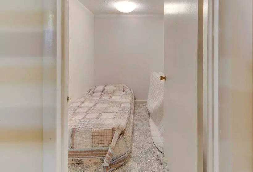 Peaceful Carrollton Retreat W/ Deck & Fire Pit!