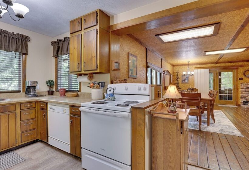 Peaceful Carrollton Retreat W/ Deck & Fire Pit!