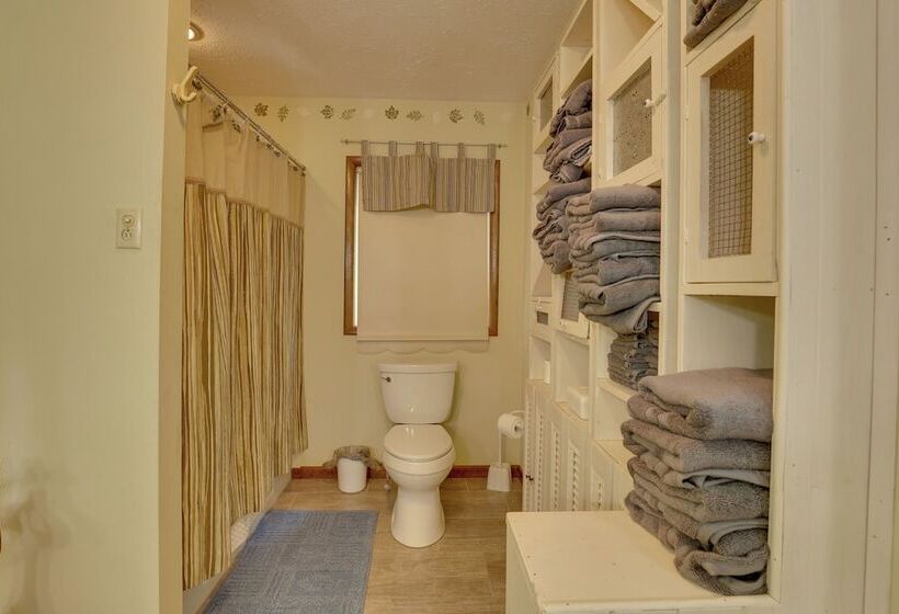 Peaceful Carrollton Retreat W/ Deck & Fire Pit!