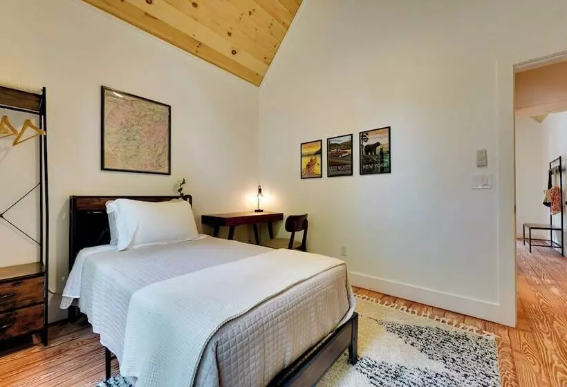 Secluded Wilmington Cabin: Fire Pit & Grill