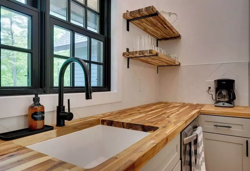 Secluded Wilmington Cabin: Fire Pit & Grill