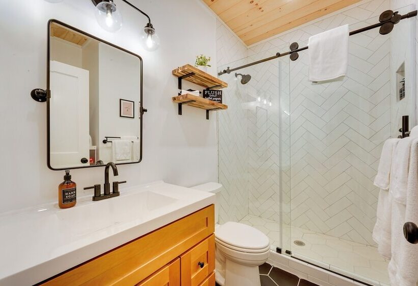 Secluded Wilmington Cabin: Fire Pit & Grill