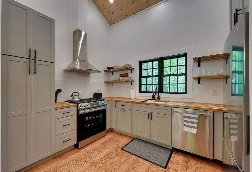 Secluded Wilmington Cabin: Fire Pit & Grill