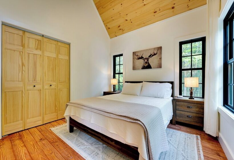 Secluded Wilmington Cabin: Fire Pit & Grill