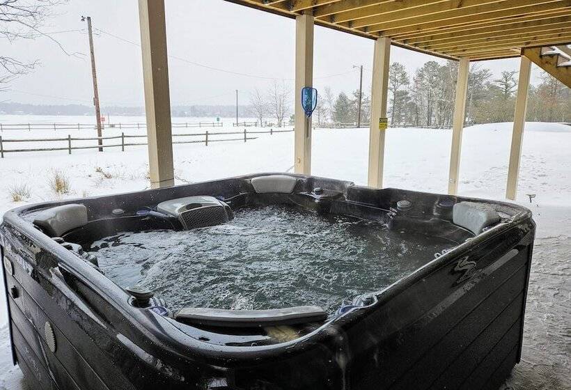 Pocono Paradise By Avantstay Lakeside Retreat, Hot Tub, Game Room, Near Beach