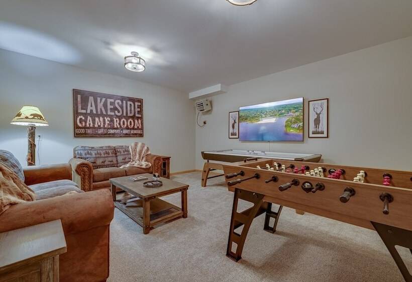 Pocono Paradise By Avantstay Lakeside Retreat, Hot Tub, Game Room, Near Beach