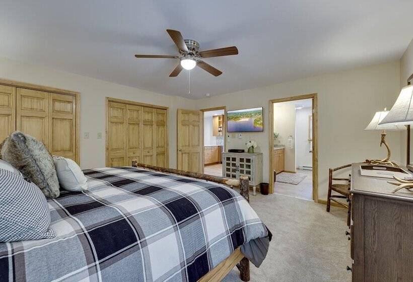 Pocono Paradise By Avantstay Lakeside Retreat, Hot Tub, Game Room, Near Beach