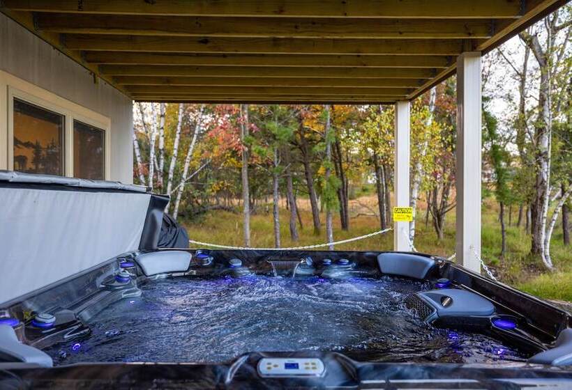 Pocono Paradise By Avantstay Lakeside Retreat, Hot Tub, Game Room, Near Beach
