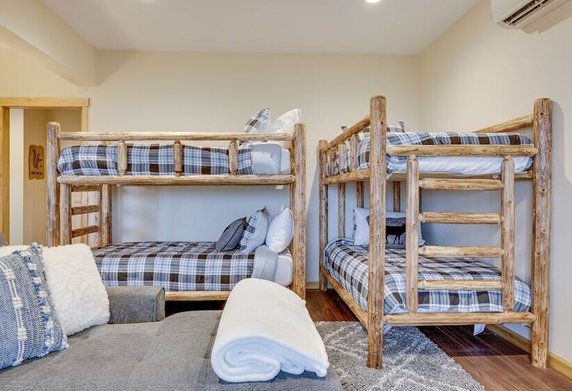 Pocono Paradise By Avantstay Lakeside Retreat, Hot Tub, Game Room, Near Beach