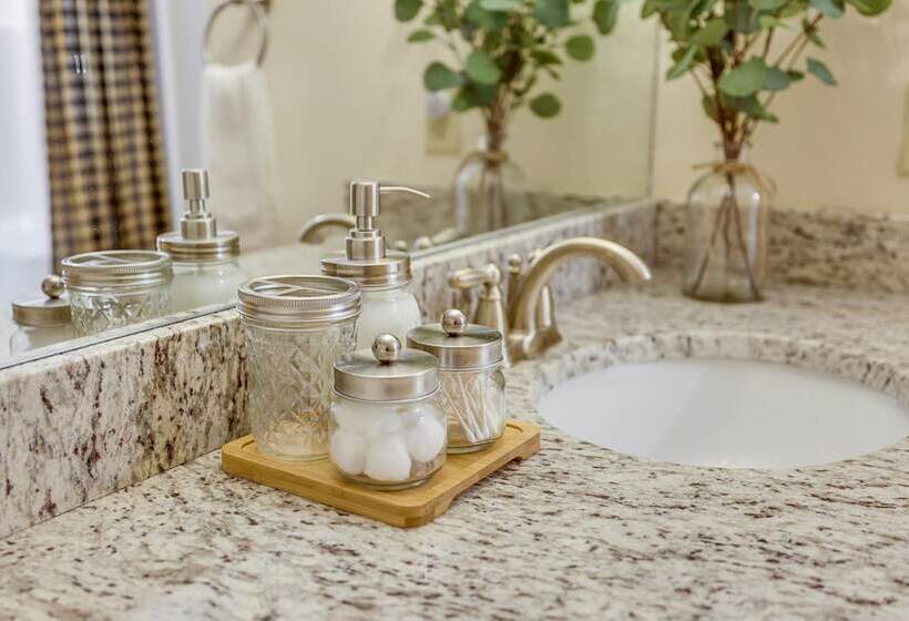 Pocono Paradise By Avantstay Lakeside Retreat, Hot Tub, Game Room, Near Beach