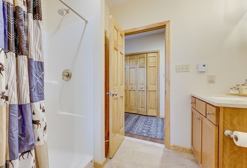 Pocono Paradise By Avantstay Lakeside Retreat, Hot Tub, Game Room, Near Beach