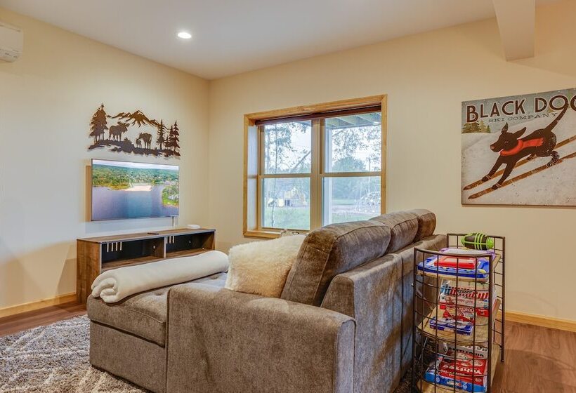 Pocono Paradise By Avantstay Lakeside Retreat, Hot Tub, Game Room, Near Beach