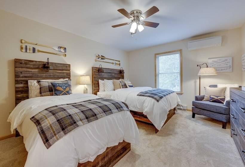 Pocono Paradise By Avantstay Lakeside Retreat, Hot Tub, Game Room, Near Beach