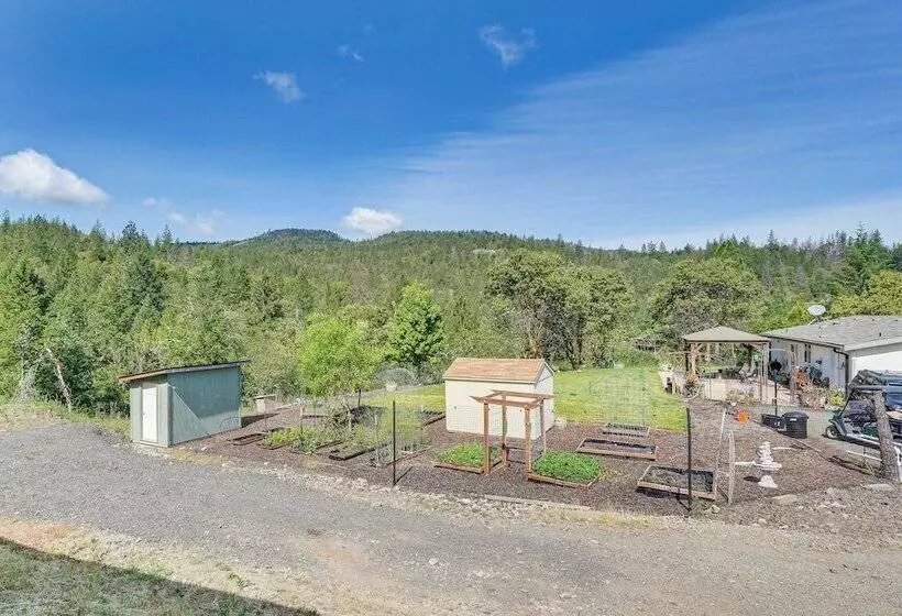 Hiking Trail On Site: Mtn View Eagle Point Retreat