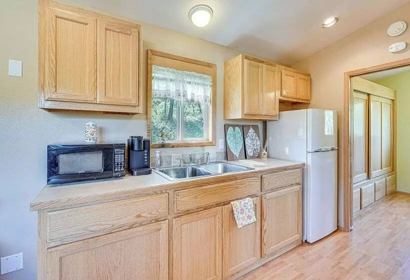 Hiking Trail On Site: Mtn View Eagle Point Retreat