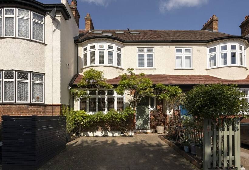 إقامة Charming 4 Bed House In South East London
