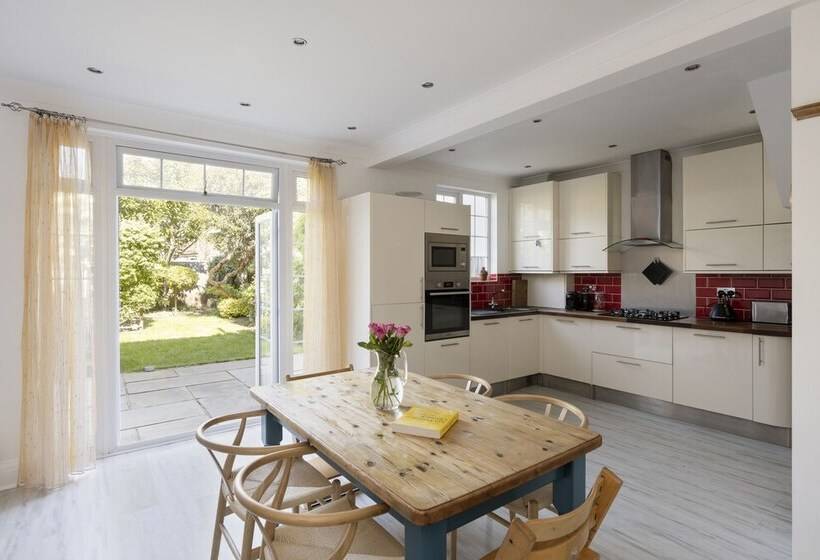 إقامة Charming 4 Bed House In South East London