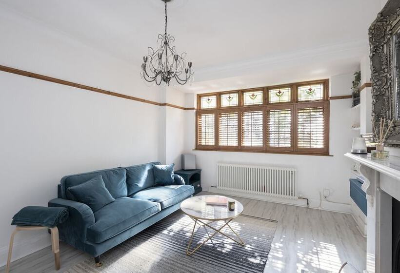 إقامة Charming 4 Bed House In South East London