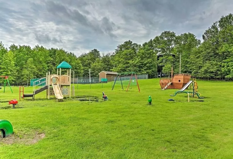 Spacious Lake Ariel Cabin W/ Deck + Pool Access!