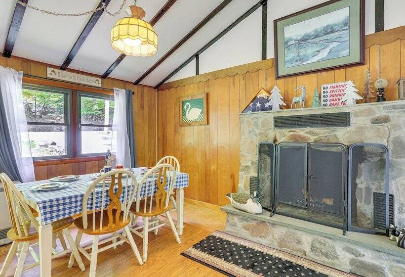 Spacious Lake Ariel Cabin W/ Deck + Pool Access!