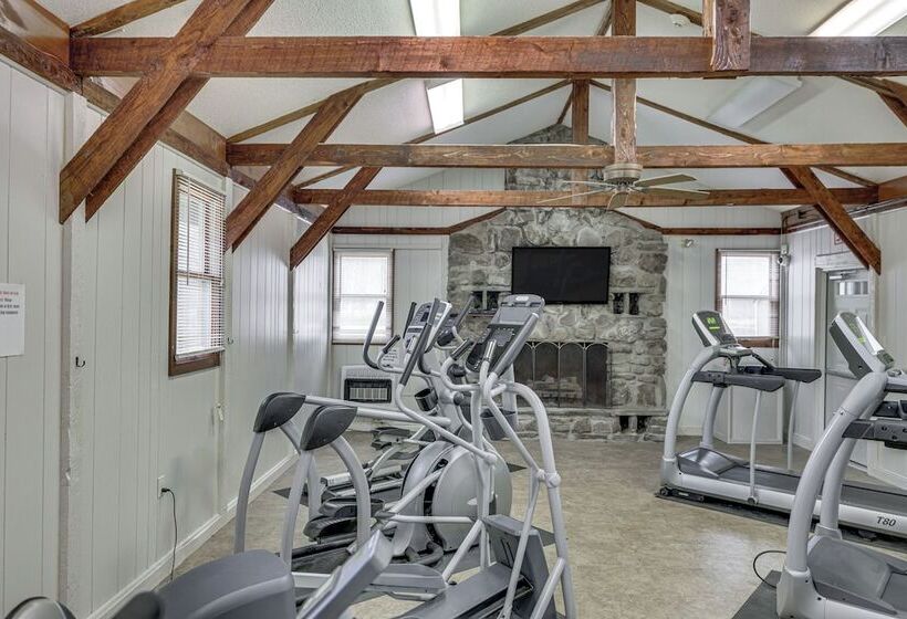 Spacious Lake Ariel Cabin W/ Deck + Pool Access!