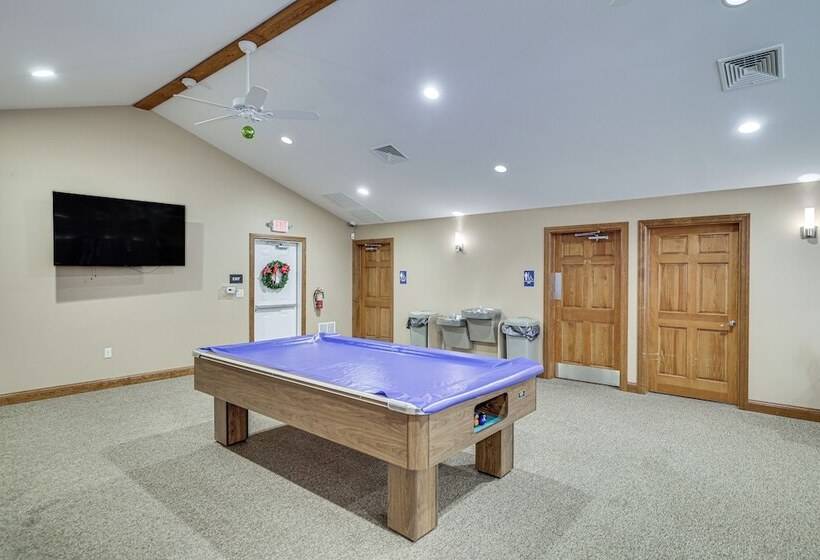 Spacious Lake Ariel Cabin W/ Deck + Pool Access!