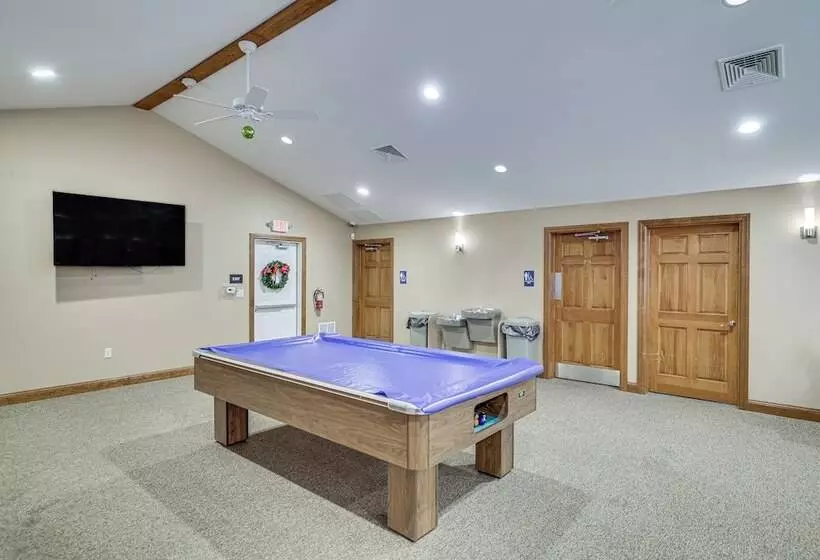 Spacious Lake Ariel Cabin W/ Deck + Pool Access!