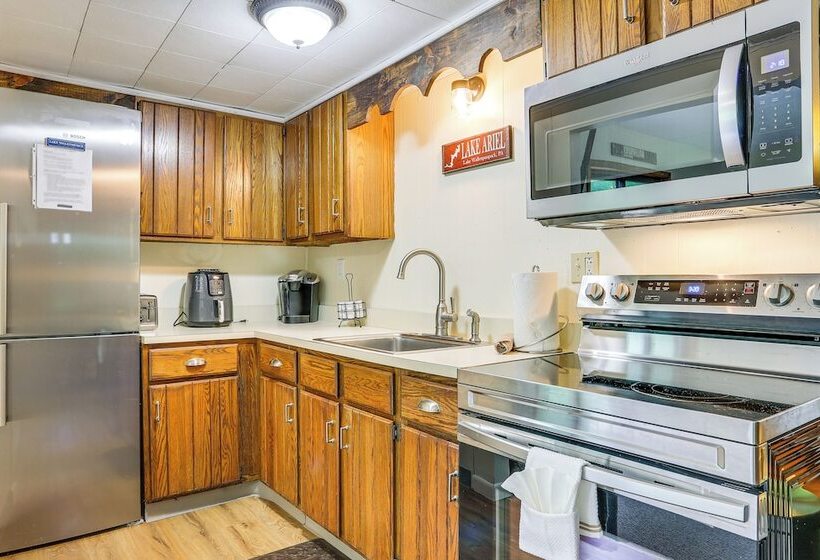 Spacious Lake Ariel Cabin W/ Deck + Pool Access!