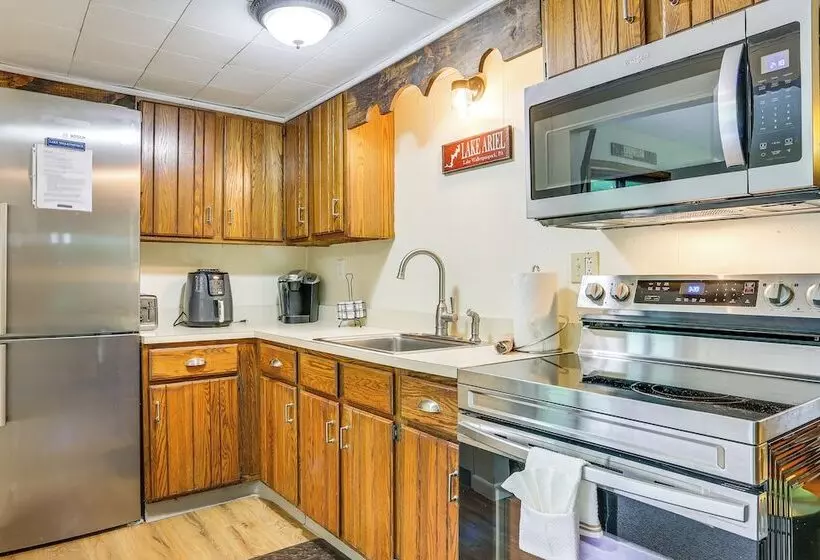 Spacious Lake Ariel Cabin W/ Deck + Pool Access!