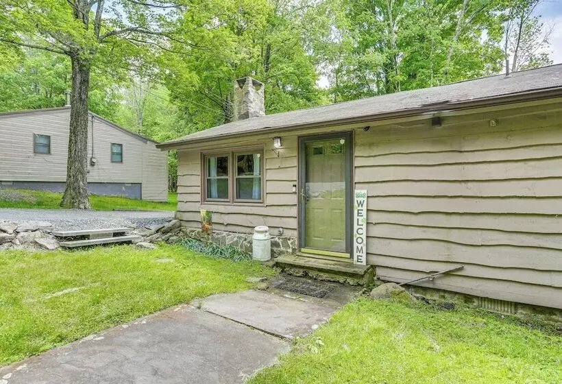 Spacious Lake Ariel Cabin W/ Deck + Pool Access!