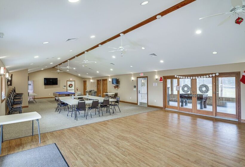 Spacious Lake Ariel Cabin W/ Deck + Pool Access!