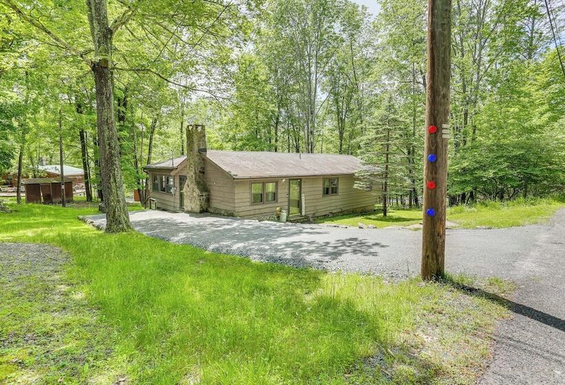 Spacious Lake Ariel Cabin W/ Deck + Pool Access!