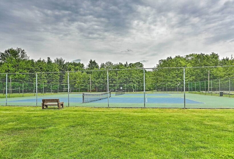 Spacious Lake Ariel Cabin W/ Deck + Pool Access!