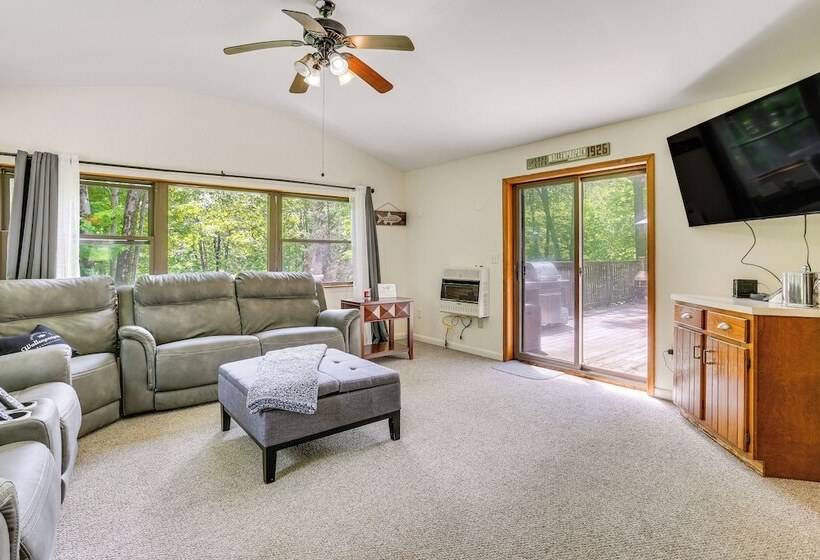 Spacious Lake Ariel Cabin W/ Deck + Pool Access!