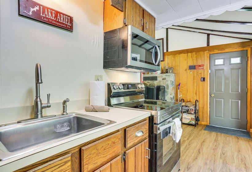 Spacious Lake Ariel Cabin W/ Deck + Pool Access!