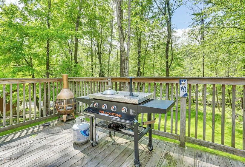 Spacious Lake Ariel Cabin W/ Deck + Pool Access!
