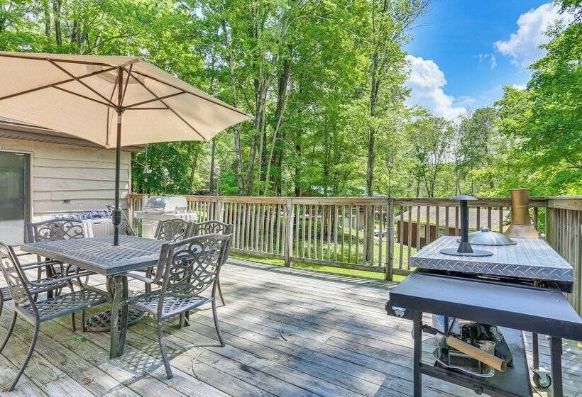 Spacious Lake Ariel Cabin W/ Deck + Pool Access!