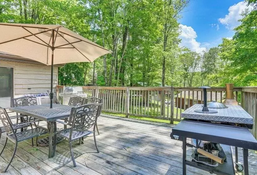 Spacious Lake Ariel Cabin W/ Deck + Pool Access!